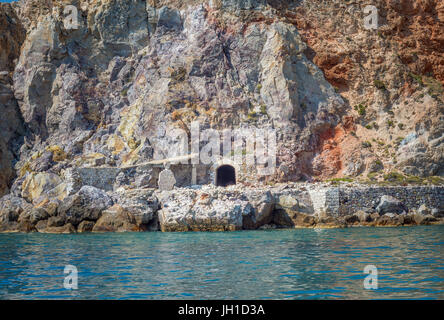 Abbandonata vecchia cava di zolfo 'Thiorichia' in isola di Milos, Grecia. Le mine sono state distrutte durante la seconda guerra mondiale di occupazione da parte di truppe tedesche nel 1945. Più tardi Foto Stock