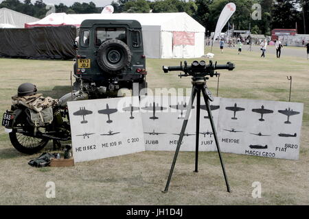 Vintage tonica colpo di WW2 telemetro con la motocicletta e aeromobili silhouettes di riconoscimento a un militare di promulgazione equo Foto Stock