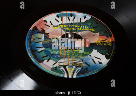 Dire Straits 'Brothers in Arms' album in vinile & etichetta discografica  Foto stock - Alamy