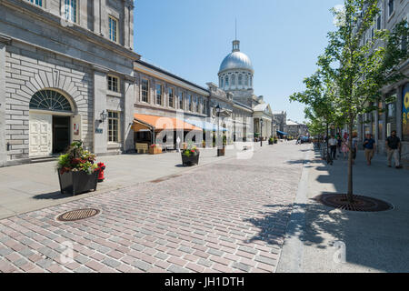 Montreal, CA - 9 Luglio 2017: St-Paul Strada nella vecchia Montreal, con Mercato di Bonsecours in background. Montreal in estate Foto Stock