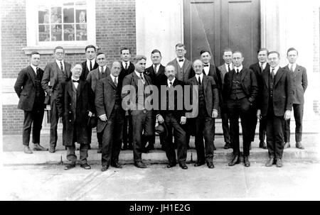 Ritratto di gruppo di docenti e studenti laureati nel Johns Hopkins University del dipartimento di Geologia, fila anteriore da sinistra a destra: geologi e professori Charles Kephart Swartz, Edward Bennett Mathews, Edward Wilber Berry, due figure non identificato, Giuseppe Teofilo Singewald Jr, e Joel Howard Swartz, 1928. Foto Stock