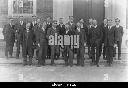 Ritratto di gruppo di docenti e studenti laureati nel Johns Hopkins University del dipartimento di Geologia, fila anteriore da sinistra a destra: geologi e professori Charles Kephart Swartz, Edward Bennett Mathews, Edward Wilber Berry, due figure non identificato, Giuseppe Teofilo Singewald Jr, e Joel Howard Swartz, 1928. Foto Stock