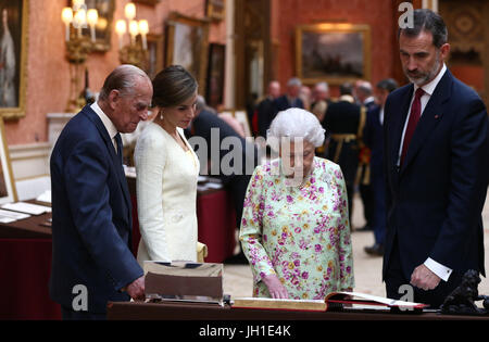 La regina Elisabetta II, il Duca di Edimburgo e della Spagna del re Felipe e Regina Letizia guardare a un display di Spagnolo voci dalla Collezione Reale a Buckingham Palace di Londra durante il Re della visita di Stato nel Regno Unito. Foto Stock