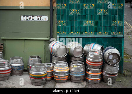 Barili di birra al di fuori della gamma Lepre sulla collina pub, Stokes Croft, Bristol REGNO UNITO Foto Stock