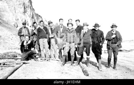 Foto di gruppo di studenti di geologia presso Johns Hopkins University sulla sommità di una grande struttura in pietra con scogliere dietro di loro in background, 1921. Foto Stock