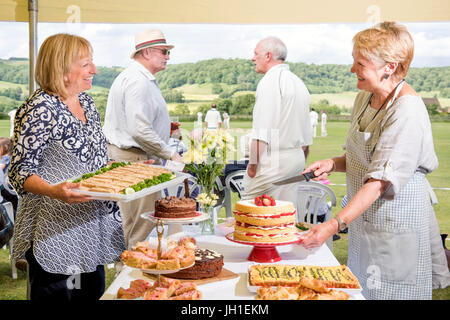 Un classico tè di cricket a North Nibley Cricket Club, Gloucestershire, Regno Unito Foto Stock