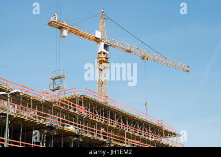 Sito in costruzione, ponteggi e gru sul sito di edificio Foto Stock