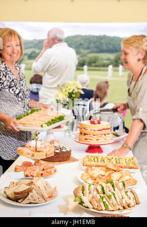 Un classico tè di cricket a North Nibley Cricket Club, Gloucestershire, Regno Unito Foto Stock