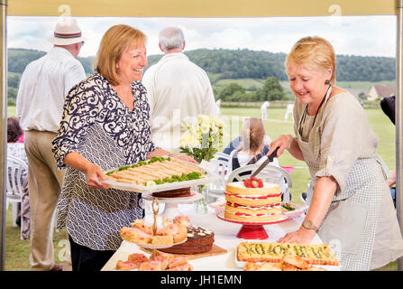 Un classico tè di cricket a North Nibley Cricket Club, Gloucestershire, Regno Unito Foto Stock