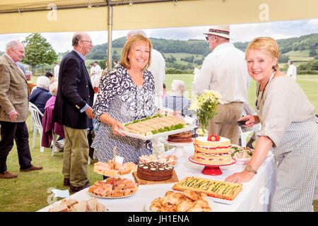 Un classico tè di cricket a North Nibley Cricket Club, Gloucestershire, Regno Unito Foto Stock