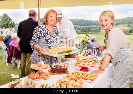 Un classico tè di cricket a North Nibley Cricket Club, Gloucestershire, Regno Unito Foto Stock