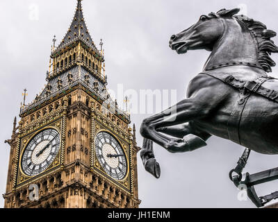 Primo piano del cavallo dalla statua di Boudicca, un Big Ben. Londra, Regno Unito Foto Stock