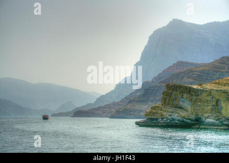 Gita in barca sul Khor ash Sham, penisola di Musandam, Oman Foto Stock