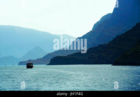 Gita in barca sul Khor ash Sham, penisola di Musandam, Oman Foto Stock