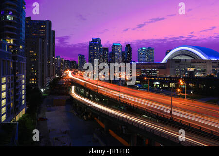 Una vista dalla Gardiner Expressway in Toronto Foto Stock