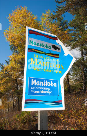 Whiteshell Provincial Park, benvenuto cartello stradale al confine tra la provincia del Manitoba e Ontario, Canada Foto Stock