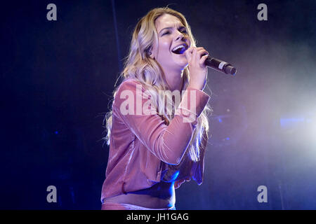 Louisa Johnson performing live sul palco a Sandown Park Racecourse in Esher, Surrey, come parte del Jockey Club Live serie di eventi. Dotato di: Louisa Johnson dove: Esher, Surrey, Regno Unito quando: 08 giu 2017 Credit: WENN.com Foto Stock