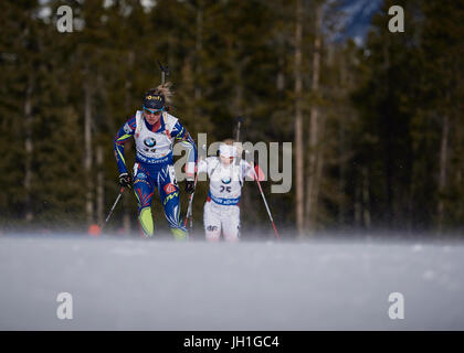 A sinistra: Marie Dorin Habert Destra: Krystyna Guzik Canmore Biathlon IBU Coppa del Mondo di sprint Womans gara 2016 Foto Stock