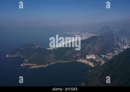 Pane di zucchero, vista su Copacabana e la Spiaggia Rossa, Leme, la città di Rio de Janeiro, Brasile Foto Stock