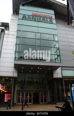 Darth Vader suonare la tastiera al di fuori del Manchester Arndale Centre Foto Stock