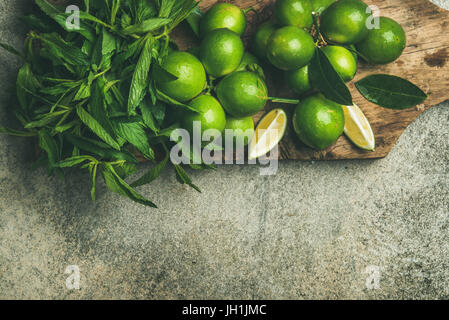 Limette fresche e menta a bordo per la produzione di bibite estive Foto Stock