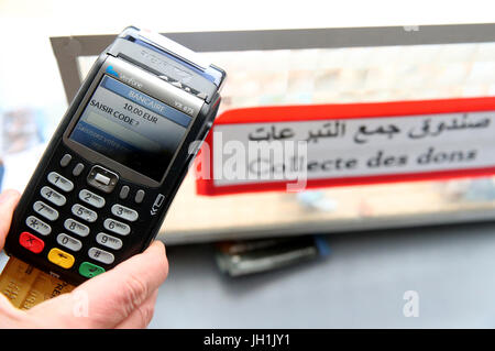 La Zakat è una forma di obbligo di elemosina e tassa religiosa nell'Islam. Si tratta di uno dei cinque pilastri dell Islam. La Francia. Foto Stock