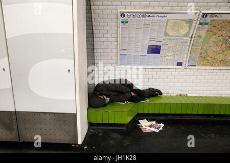 La persona senza dimora dormire in una Parigi stazione della metropolitana. La Francia. La Francia. Foto Stock