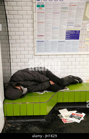 La persona senza dimora dormire in una Parigi stazione della metropolitana. La Francia. La Francia. Foto Stock