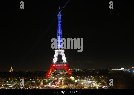 Torre Eiffel illuminata con i colori della bandiera francese dopo il nov. 2016 attacchi terroristici. La Francia. Foto Stock