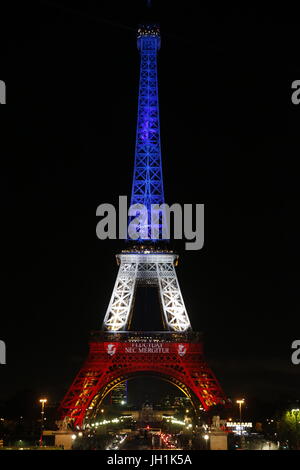 Torre Eiffel illuminata con i colori della bandiera francese dopo il nov. 2016 attacchi terroristici. La Francia. Foto Stock