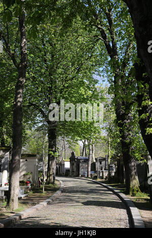 Sentiero acciottolato che conduce al cimitero di Pere Lachaise. Parigi. La Francia. Foto Stock