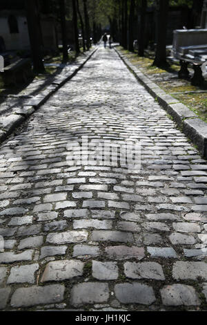 Sentiero acciottolato che conduce al cimitero di Pere Lachaise. Parigi. La Francia. Foto Stock