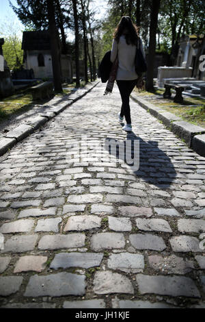 Sentiero acciottolato che conduce al cimitero di Pere Lachaise. Parigi. La Francia. Foto Stock