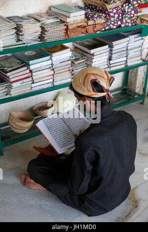Ajmer dargah Sharif, Rajasthan. Lettura musulmano il Corano. India. Foto Stock