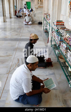 Ajmer dargah Sharif, Rajasthan. I musulmani la lettura del Corano. India. Foto Stock