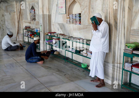Ajmer dargah Sharif, Rajasthan. Shah Jahan moschea. I musulmani la lettura del Corano. India. Foto Stock