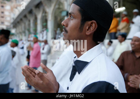 Ajmer dargah Sharif, Rajasthan. Fedeli girando verso il santuario principale di sera. India. Foto Stock