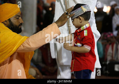 Ajmer dargah Sharif, Rajasthan. Il ragazzo riceve una benedizione da Sheikh Syed Zainul Abedin Ali Khan. India. Foto Stock