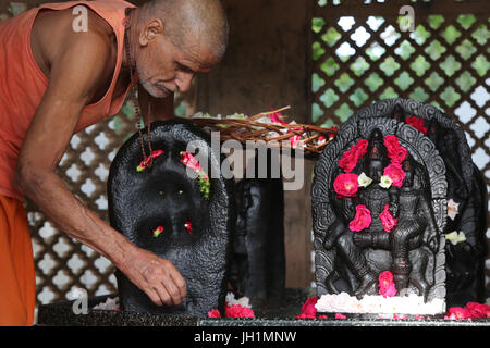 Tempio indù devoto immissione fiori su murthis in Raman Reti. India. Foto Stock