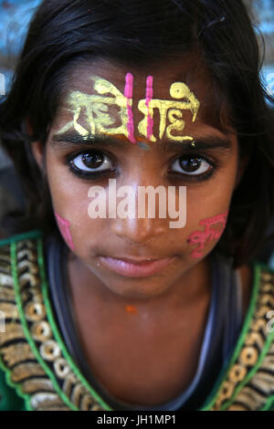 Ragazza indù con puja marchio sulla sua fronte. India. Foto Stock
