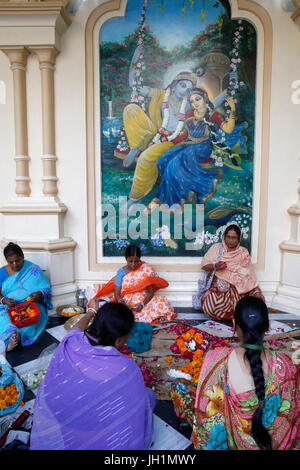 I devoti fare ghirlande al tempio Krishna-Balaram, Vrindavan, Uttar Pradesh. India. Foto Stock