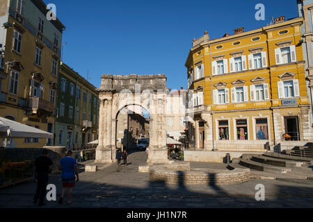 Arco dei Sergii è un romano arco trionfale situato a Pola, in Croazia Foto Stock