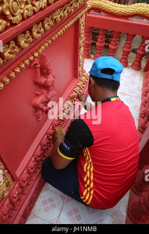 Tempio Khmer dato una nuova mano di vernice. Cambogia. Foto Stock