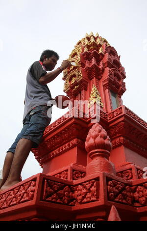 Tempio Khmer dato una nuova mano di vernice. Cambogia. Foto Stock