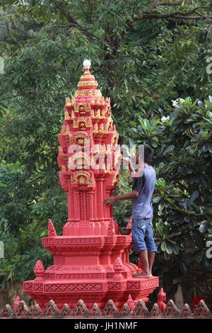 Tempio Khmer dato una nuova mano di vernice. Cambogia. Foto Stock