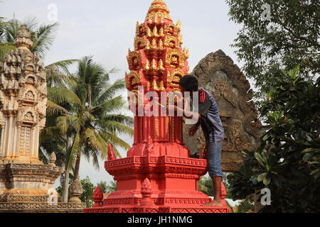 Tempio Khmer dato una nuova mano di vernice. Cambogia. Foto Stock