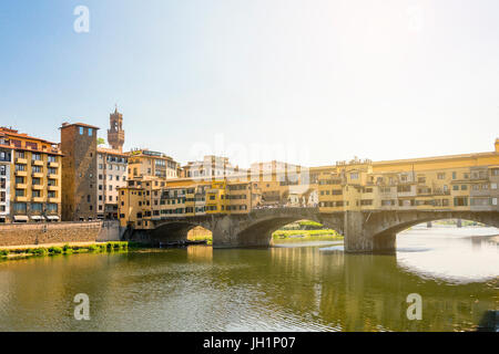 Pietra medievale Ponte Vecchio sull'Arno a Firenze, Toscana, Italia. Firenze è una popolare destinazione turistica di Europa Foto Stock