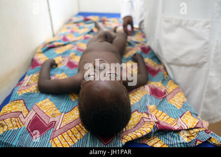 L'Africa. Sotoboua ospedale. Unità pediatrica. Consultazione medica. Il Togo. Foto Stock