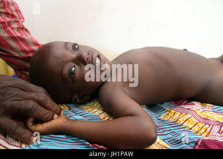 L'Africa. Sotoboua ospedale. Unità pediatrica. Consultazione medica. Il Togo. Foto Stock