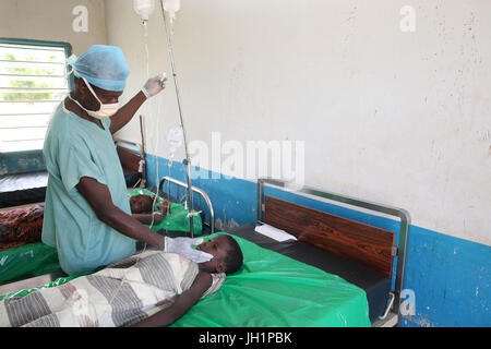 L'Africa. Sotouboua ospedale. Unità pediatrica. Gocciolamento di glucosio. Il Togo. Foto Stock